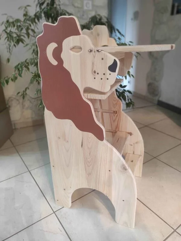 Lion table a langer de profil